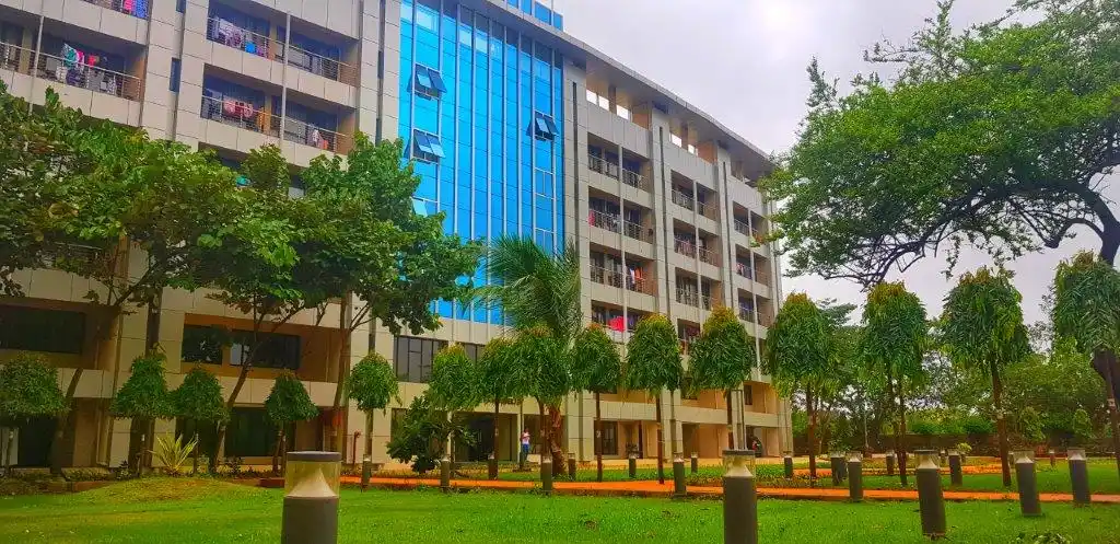 Campus view of a modern management institute surrounded by greenery, symbolizing focused planning and CMAT 2026 last week preparation strategy for MBA aspirants.